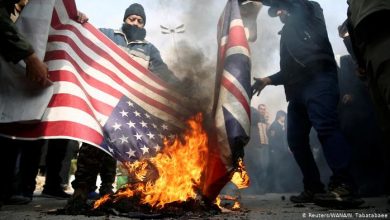 RAKYAT Iran membakar bendera dalam tunjuk perasaan membantah serangan Amerika Syarikat yang membunuh Jeneral Qassem Suleimani. - REUTERS