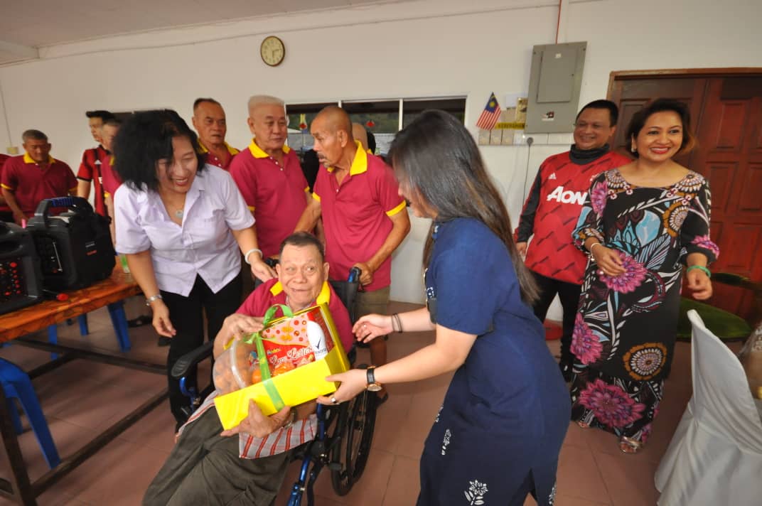 Pasangan diraja Perlis santuni warga pusat jagaan warga ...