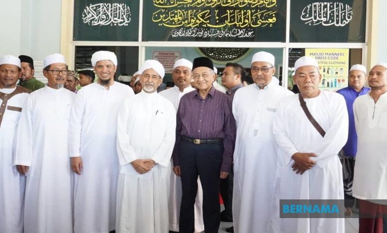 Dr Mahathir solat Jumaat di Masjid Al-Hana — Suara Merdeka