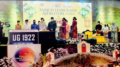 Raja Permaisuri Perak, Tuanku Zara Salim memotong kek sambutan 25 tahun UPSI selepas melafazkan pelancaran Nombor Pendaftaran Kenderaan UPSI di Dewan Tuanku Canselor, Kampus Sultan Azlan Shah, Proton City.