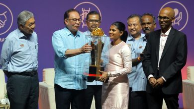 Dr Malar Santhi terima RM10,000 & Anugerah Pekerja Contoh!