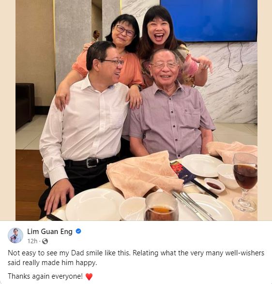 Lim Guan Eng gembira apabila ayahnya, Lim Kit Siang tersenyum bahagia.