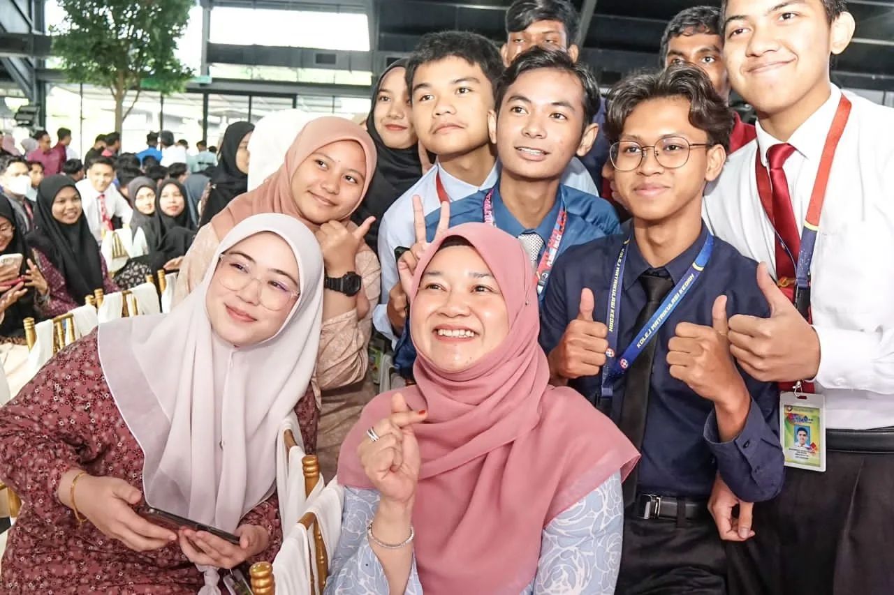 Netizen puji keberanian KPM longgarkan pemakaian tali leher bagi pelajar