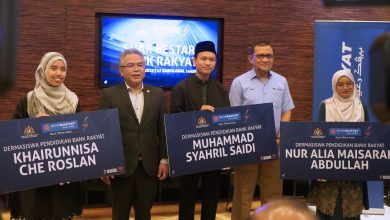 Tiga pelajar cemerlang terima dermasiswa pendidikan Bank Rakyat