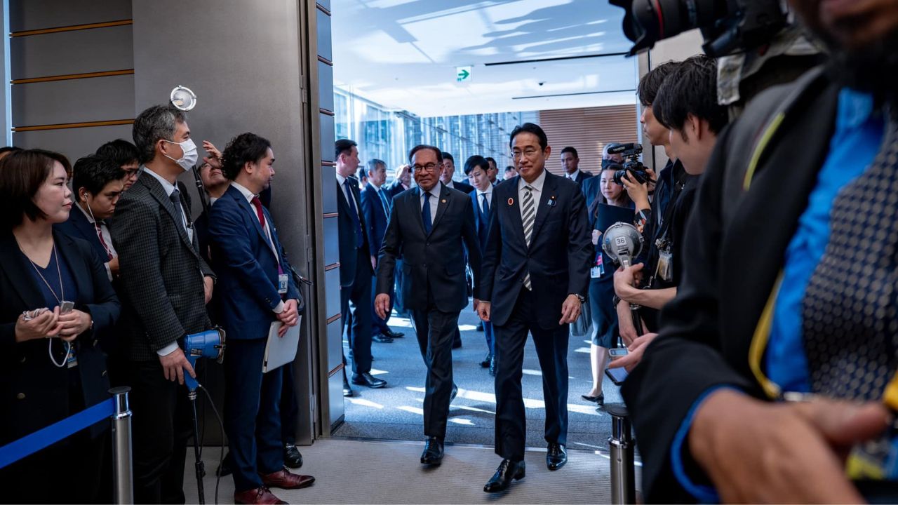 Lawatan kerja lima hari ke Jepun, Anwar Ibrahim bertemu Fumio Kishida