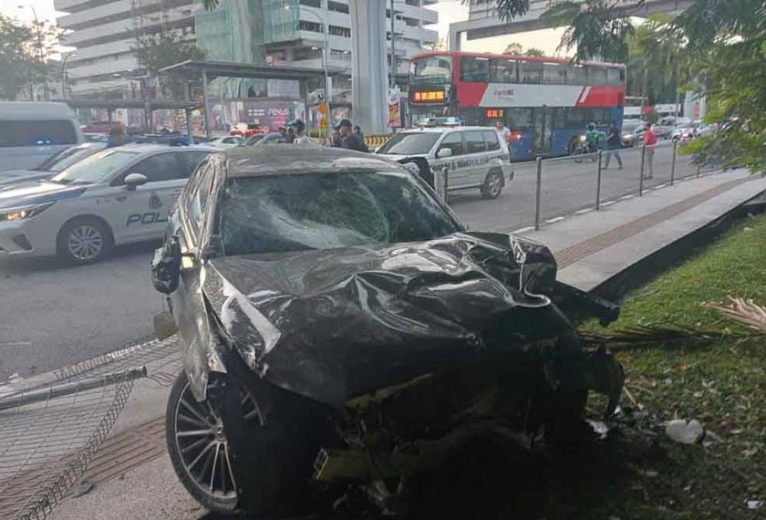 Kenderaan yang terlibat dalam kemalangan di Jalan Cheras yang menyebabkan dua pelajar kolej maut.