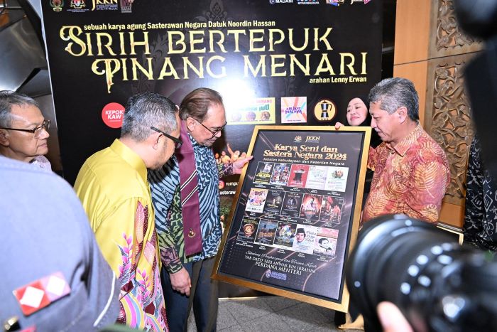 Anwar Ibrahim menjadi tetamu kehormat pementasan tetaer Sirih Bertepuk Pinang Menari di Dewan Bahasa dan Pustaka.